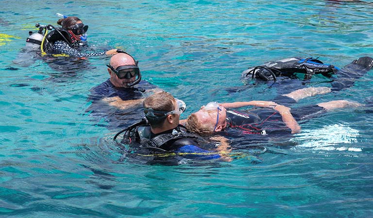 Entrenamiento del curso PADI Rescue Diver en Coral Point Diving